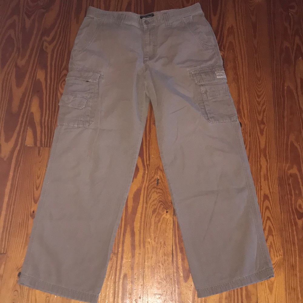 EUC! Men’s Eddie Bauer khaki cargoes. 34 x 32